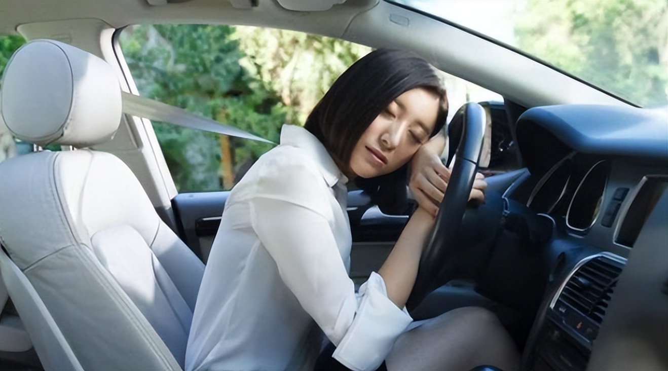 停車閉窗吹空調(diào)，容易出現(xiàn)一氧化碳中毒